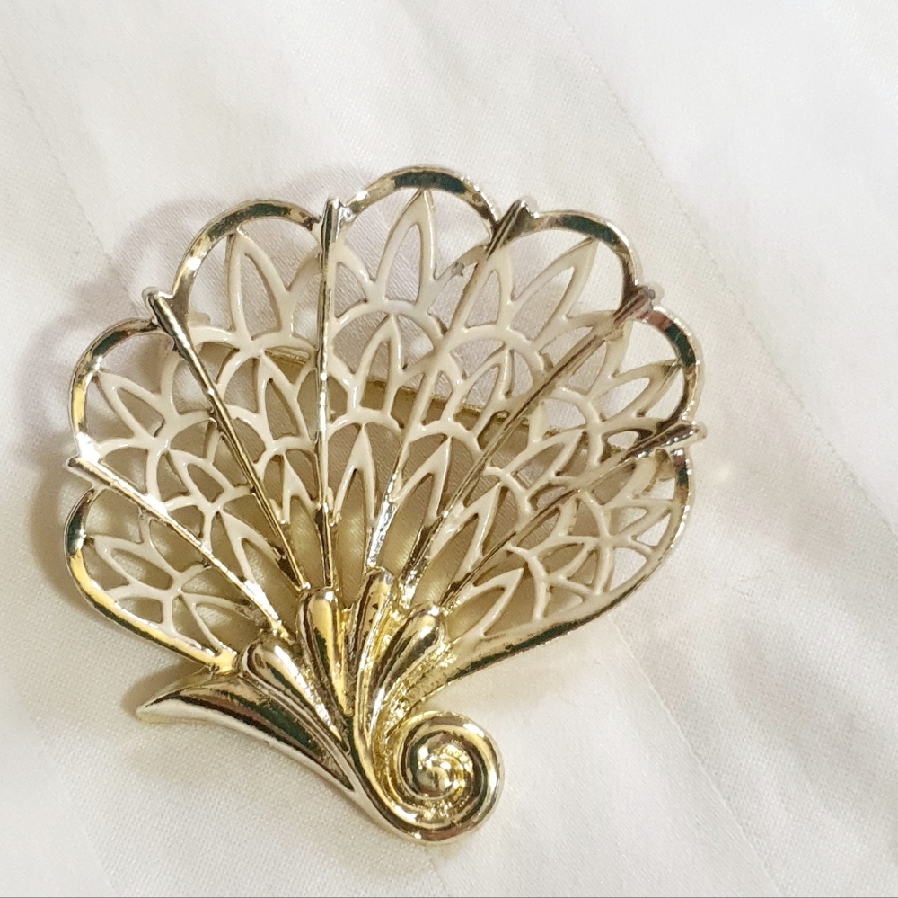 Vintage Goldtone Shell Fan Pin Brooch